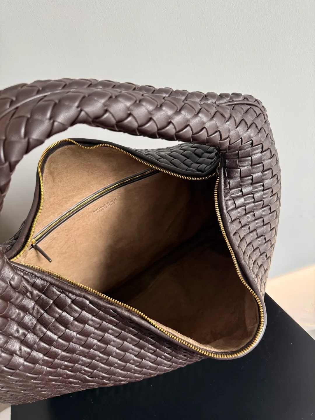 Batch 3260 Bottega Veneta Large Veneta Shoulder Bag Classic Reappearance The classic that has not been seen for many years has returned. Simple and round, soft and tough, it is reinterpreted from the perspective of modern aesthetics. The relaxed expression of the Hobo bag and the casual silhouette can be easily carried whether it is paired with commuting wear or casual style, and it shows an effortless sense of fashion~ Style number: 856739 Size: 59*39*6cm